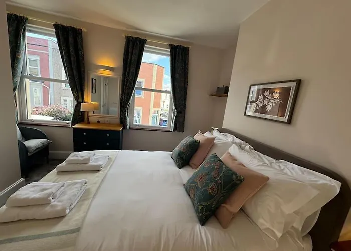 Totterdown's Fabulous House & Floral Garden *