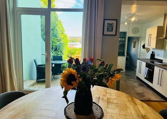 Totterdown's Fabulous House & Floral Garden *