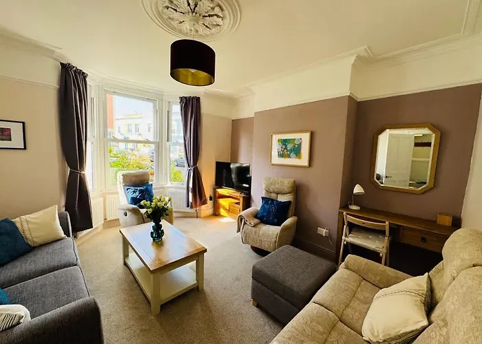 Totterdown's Fabulous House & Floral Garden *