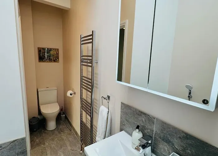 Totterdown's Fabulous House & Floral Garden *