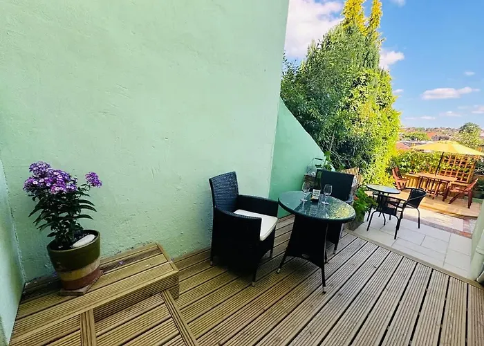 Totterdown's Fabulous House & Floral Garden *