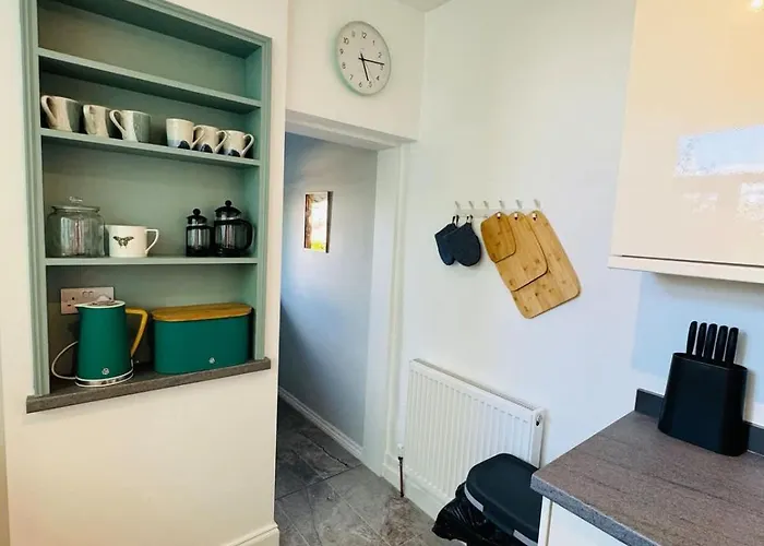 Totterdown's Fabulous House & Floral Garden *