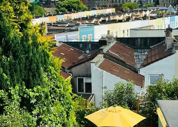 Totterdown's Fabulous House & Floral Garden *