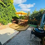 Totterdown's Fabulous House & Floral Garden Holiday home *