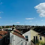 Totterdown's Fabulous House & Floral Garden Holiday home *