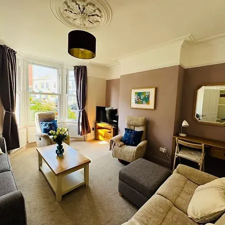 Totterdown'S Fabulous House & Floral Garden