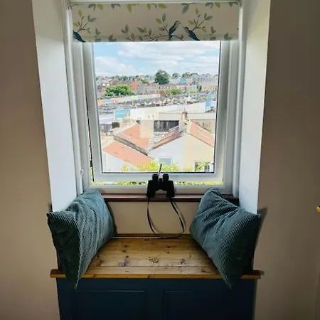 Totterdown House With Views & Garden