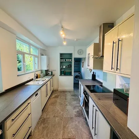 Totterdown'S Fabulous House & Floral Garden