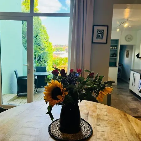 Totterdown'S Fabulous House & Floral Garden *