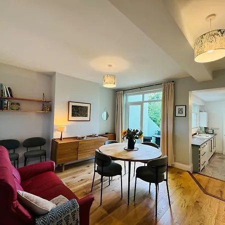 بيت للعطل Totterdown'S Fabulous House & Floral Garden *