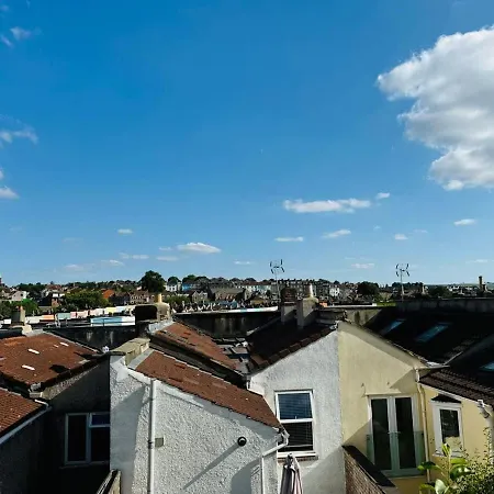Totterdown's Fabulous House & Floral Garden Holiday home *