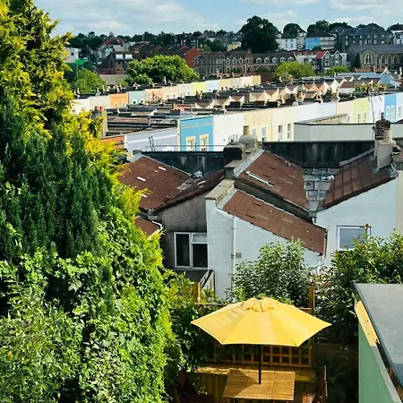 Totterdown's Fabulous House & Floral Garden *