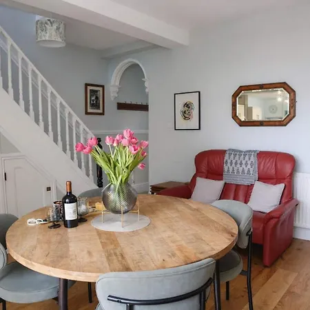 Totterdown's Fabulous House & Floral Garden *