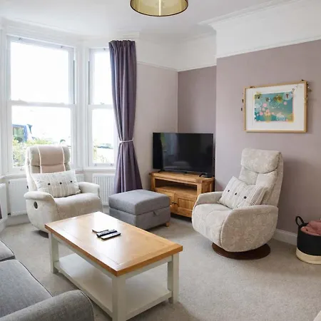 Totterdown's Fabulous House & Floral Garden *