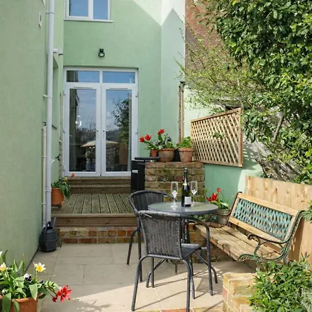 Totterdown's Fabulous House & Floral Garden *