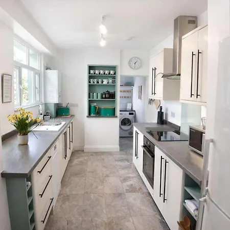 Tatil Evi Totterdown's Fabulous House & Floral Garden