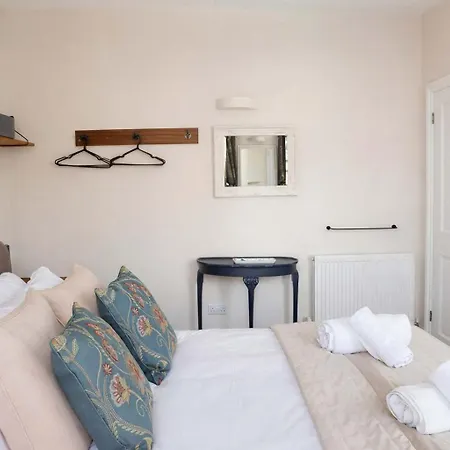 Totterdown's Fabulous House & Floral Garden Tatil Evi