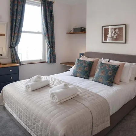 Tatil Evi Totterdown's Fabulous House & Floral Garden