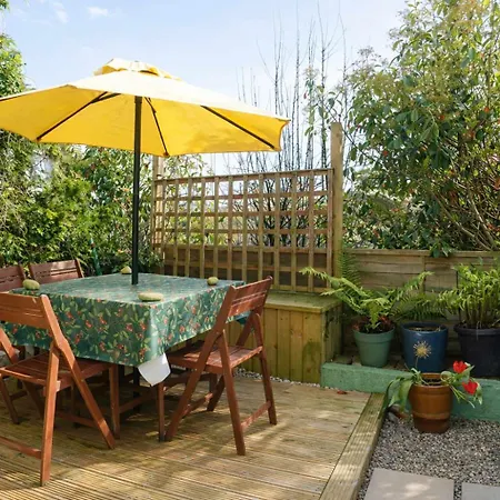 Totterdown's Fabulous House & Floral Garden Tatil Evi