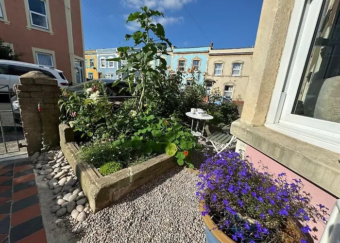 Totterdown's Fabulous House & Floral Garden *