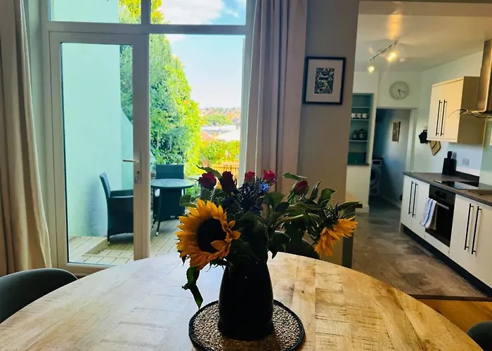 Tatil Evi Totterdown's Fabulous House & Floral Garden Bristol