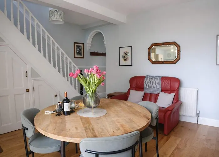 Totterdown's Fabulous House & Floral Garden *