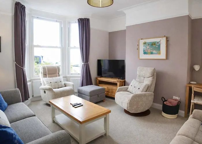 Totterdown's Fabulous House & Floral Garden *