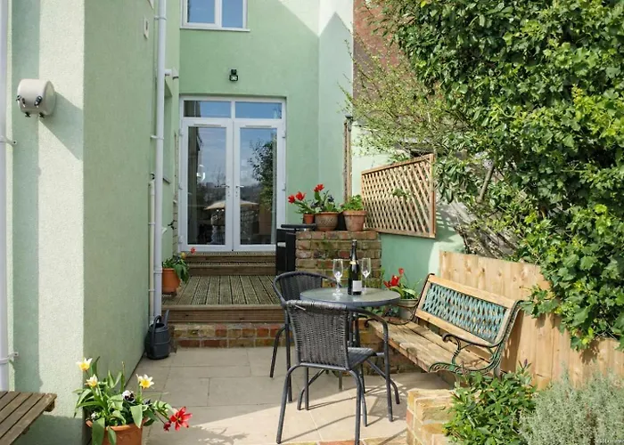 Totterdown's Fabulous House & Floral Garden *