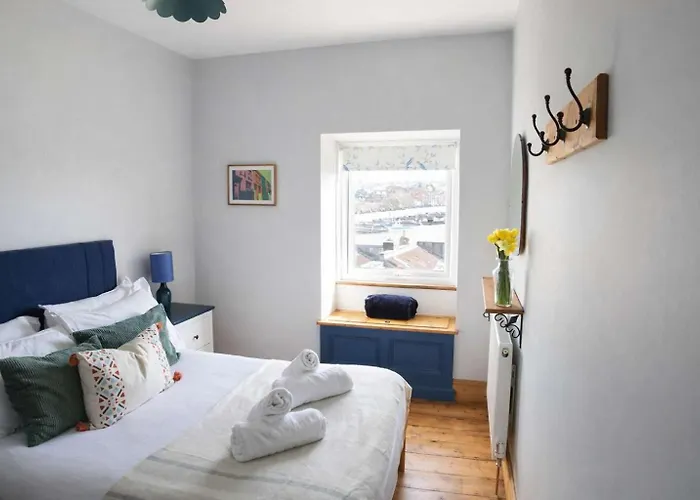 Totterdown's Fabulous House & Floral Garden *