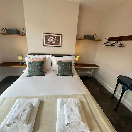 Totterdown'S Fabulous House & Floral Garden